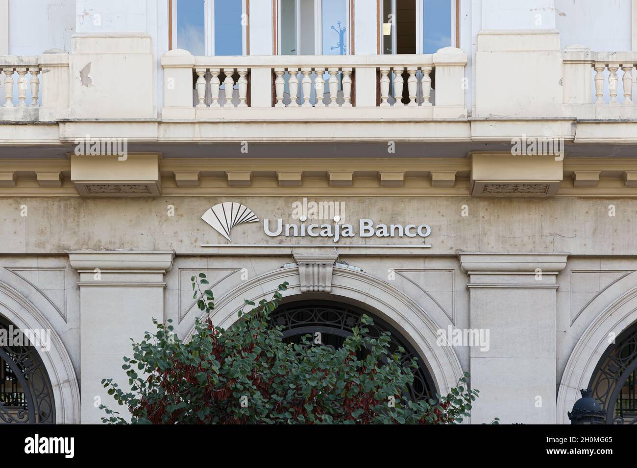 VALENCIA, ESPAÑA - 21 DE SEPTIEMBRE de 2021: Unicaja Banco es un banco de inversión y empresa española de servicios financieros Foto de stock