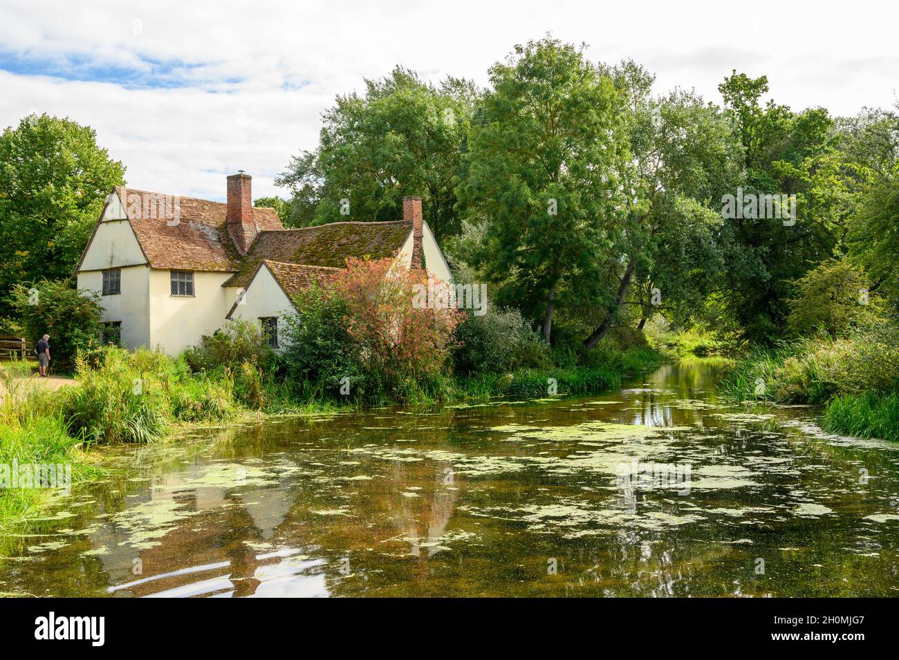 Willy Lott's House y el río Stour visto desde Flatford Mill, Suffolk, Inglaterra. Foto de stock