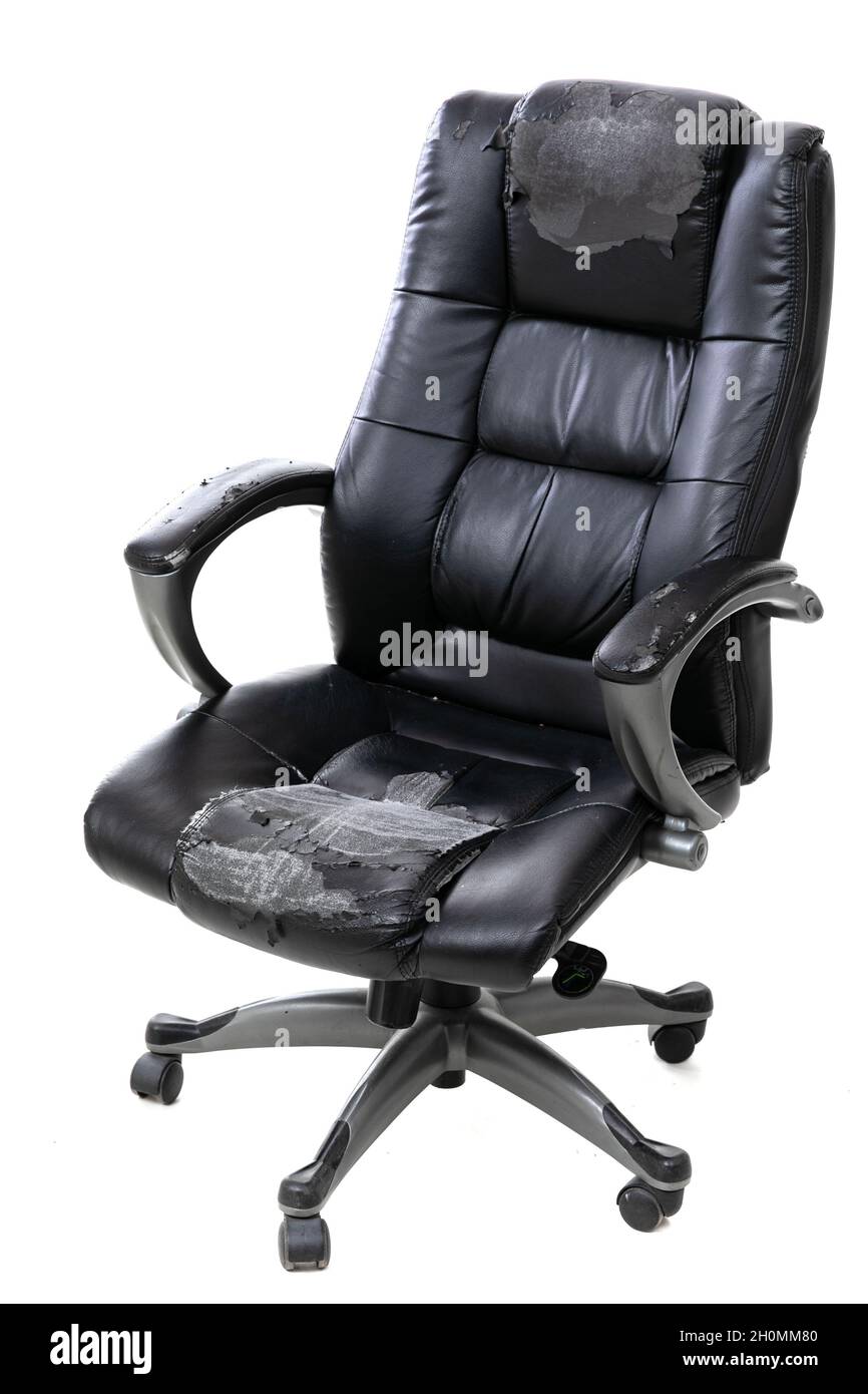 silla de oficina negra con asiento en mal estado sobre fondo blanco  Fotografía de stock - Alamy