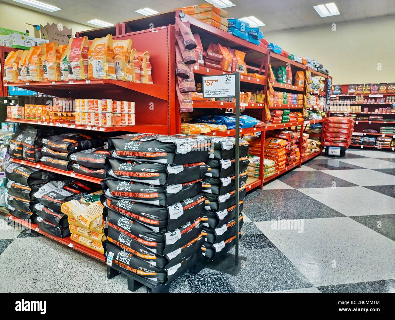 Houston, Texas EE.UU. 09-10-2021: Bolsas y contenedores de comida para perros en exhibición dentro de una tienda Petco local en Houston, TX. Foto de stock