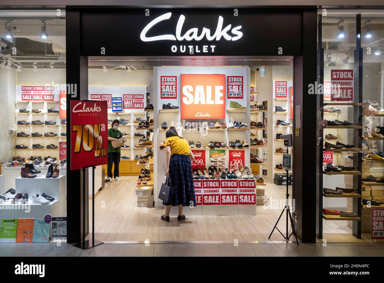 Hong Kong, China. 07th Oct, 2021. Un cliente es visto en la tienda venta directa de Clarks, fabricante de calzado internacional británico, en distrito Tung Chung de Hong Kong. (Foto
