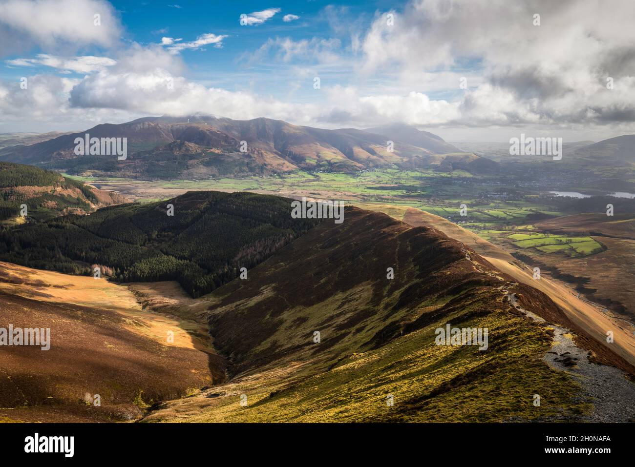 Vistas del macizo de Skiddaw y las colinas circundantes desde Grisedale Pike, parte de Coledale Horseshoe en el noroeste del Distrito de los Lagos, Cumbria, Inglaterra. Foto de stock