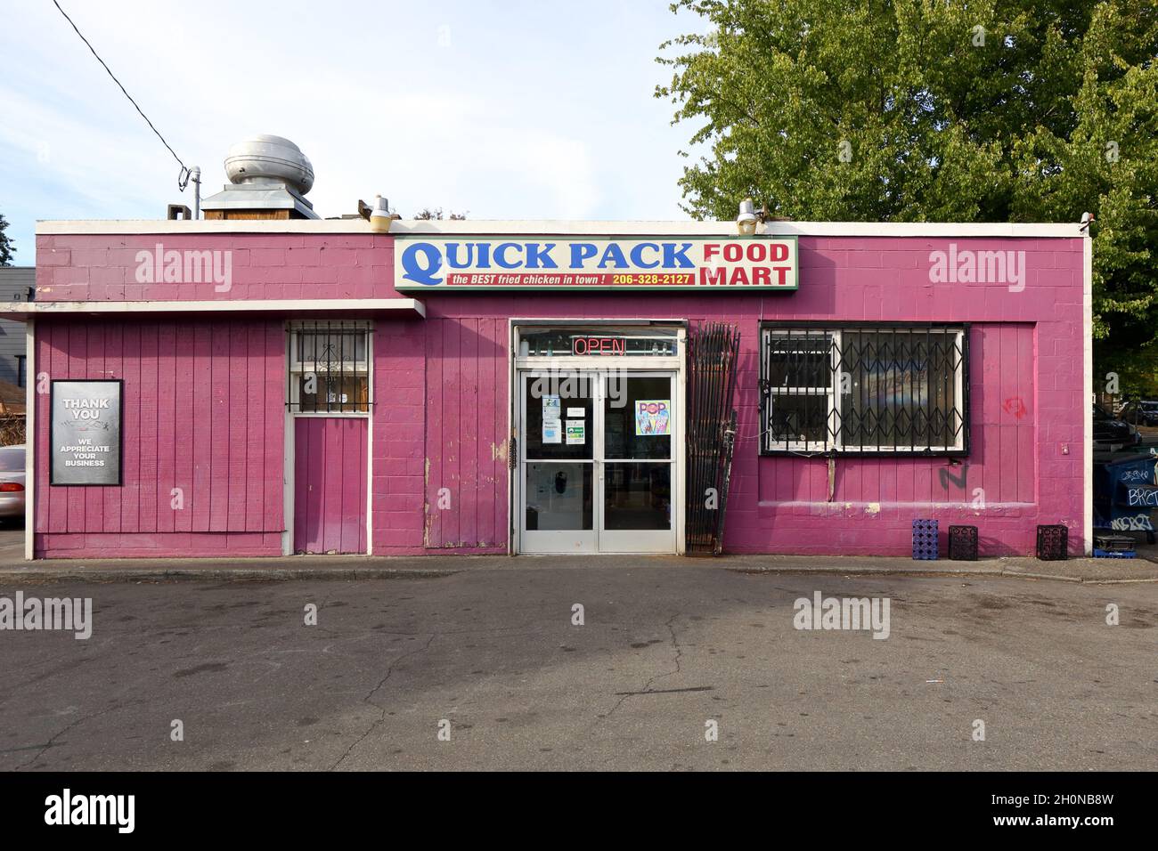 Quick Pack Food Mart, 2616 S Jackson St, Seattle, Washington. Tienda exterior de una tienda especializada en pollo frito Foto de stock