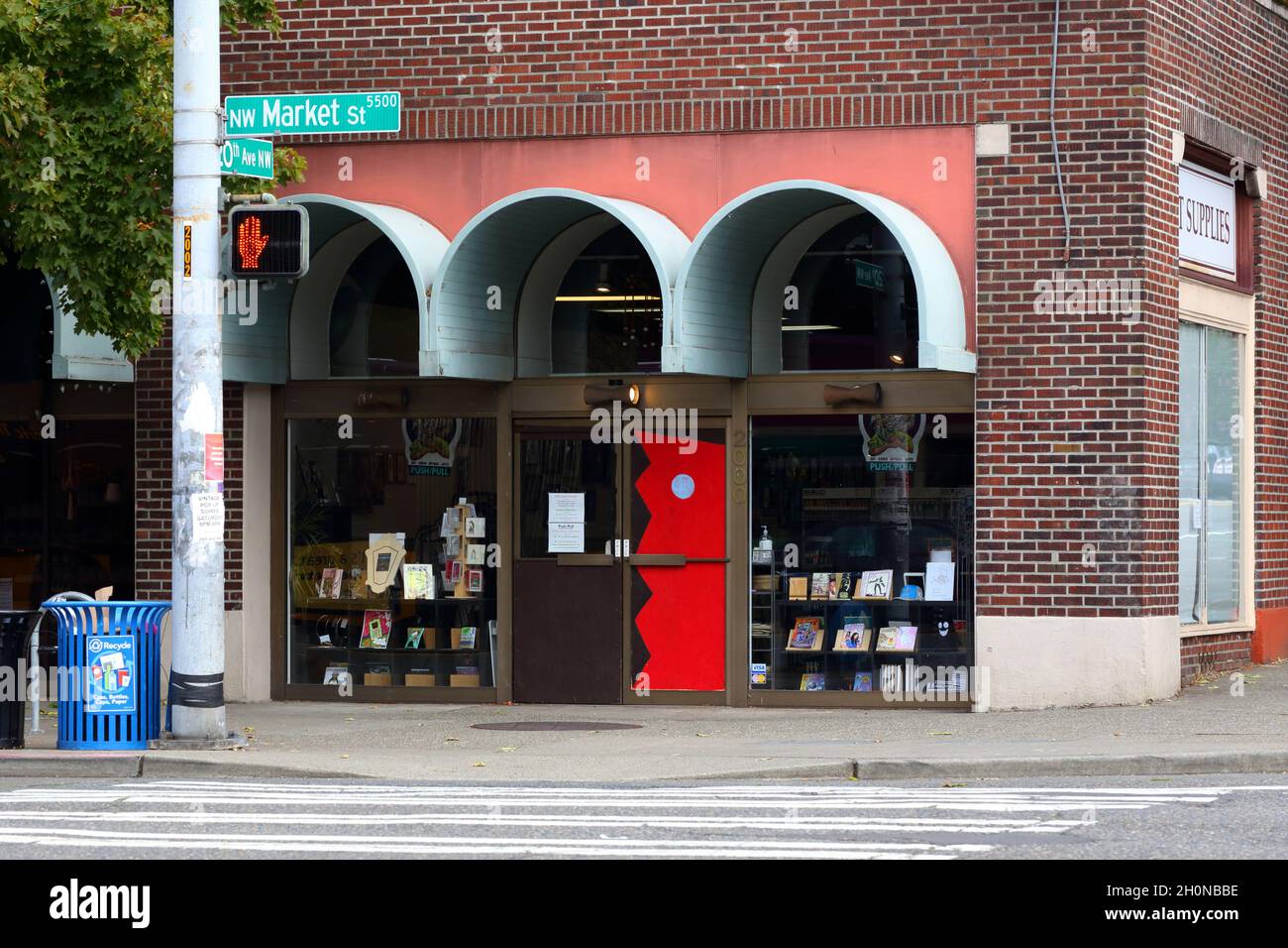 Push/Pull, 2000 NW Market St, Seattle, Washington. Escaparate exterior de una librería de arte subterránea, cómic y tienda de suministros de arte en Ballard. Foto de stock
