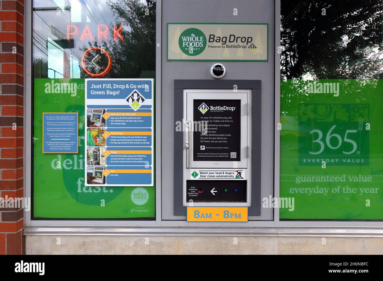 Una botella reciclable de BottleDrop de la caída de la botella en un