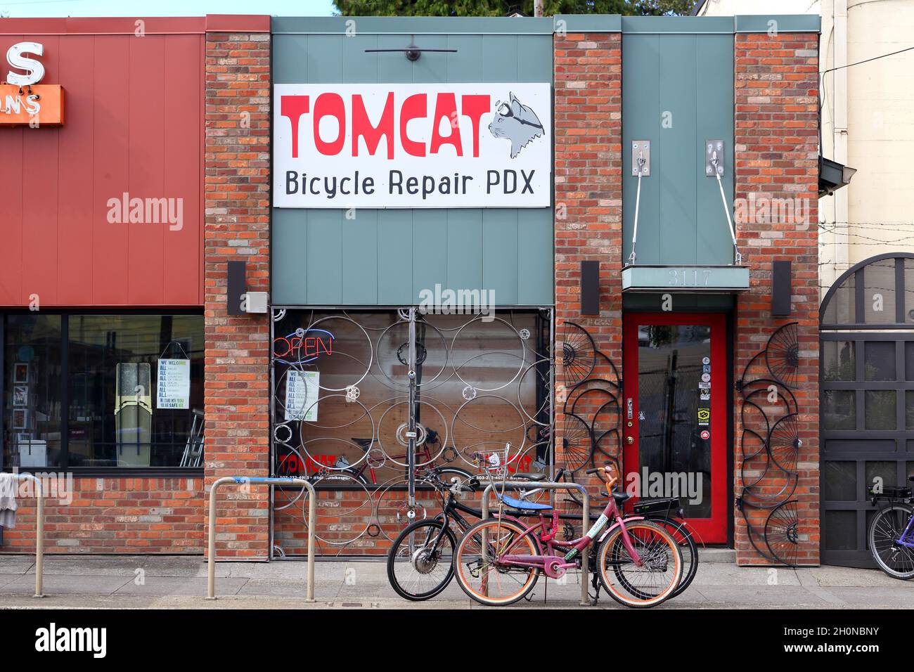 Tomcat Bikes, 3117 SE Milwaukie Ave, Portland, Oregon. Escaparate exterior de una tienda de reparación de bicicletas en el barrio de Brooklyn. Foto de stock