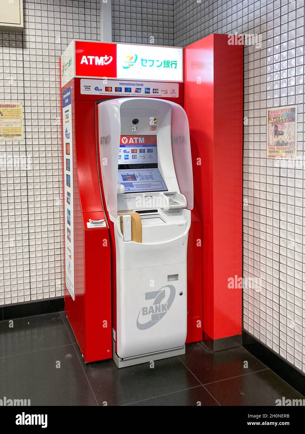 Tokio, Japón - 21 de noviembre de 2019: Vista de los cajeros automáticos de Seven Bank en el aeropuerto de Narita Foto de stock