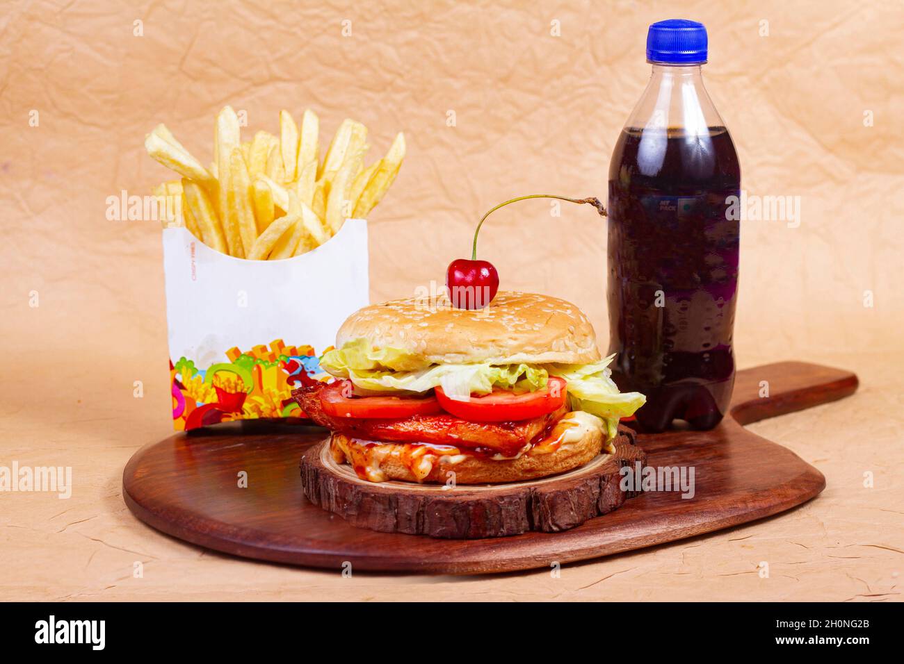 Hamburguesa jugosa de pollo a la parrilla, hamburguesa o hamburguesa de  queso con una patties de pollo, con salsa, patatas fritas y bebida fría.  Concepto de American fast foo Fotografía de stock -