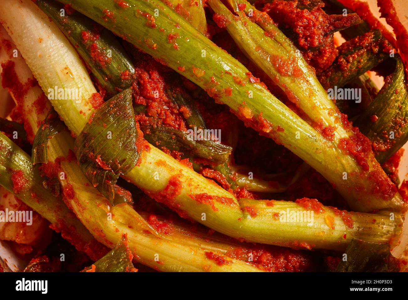 Kimchi hecho con cebollas verdes, Kimchi es el plato nacional de Corea. Foto de stock