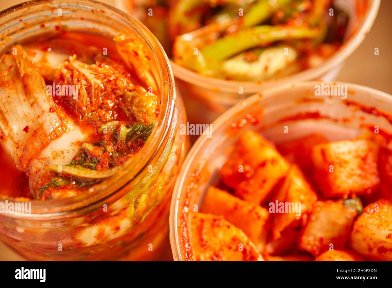 Contenedores de kimchi, el plato nacional de Corea. Foto de stock