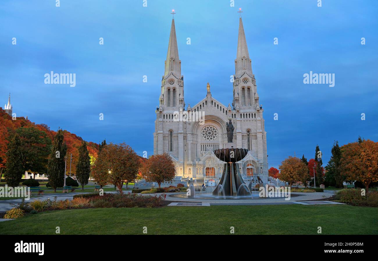 Basílica de Sainte-Anne-de-Beaupre con colores de otoño en el fondo, Quebec, Canadá Foto de stock