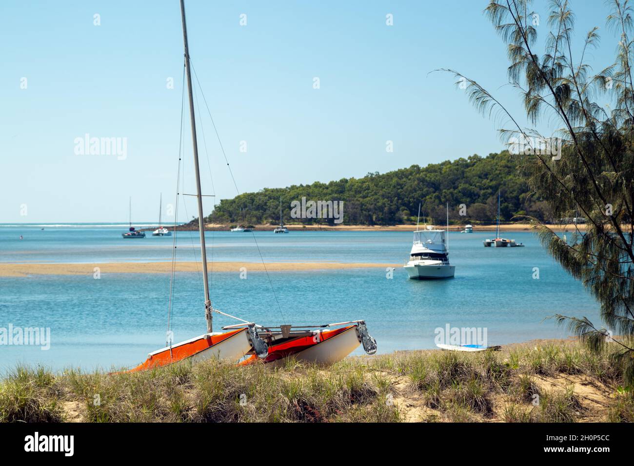 Un catamarán en reposo en dunas de arena. Foto de stock