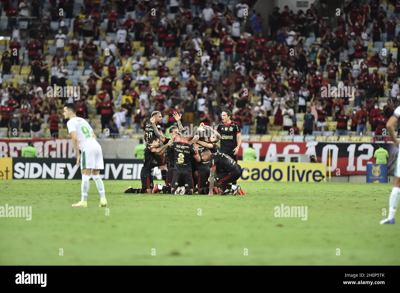 Los jugadores de Flamengo celebran después de marcar su tercer gol de Andreas Pereira contra la Juventude durante el Campeonato Brasileiro (Nacional Brasileño Foto de stock
