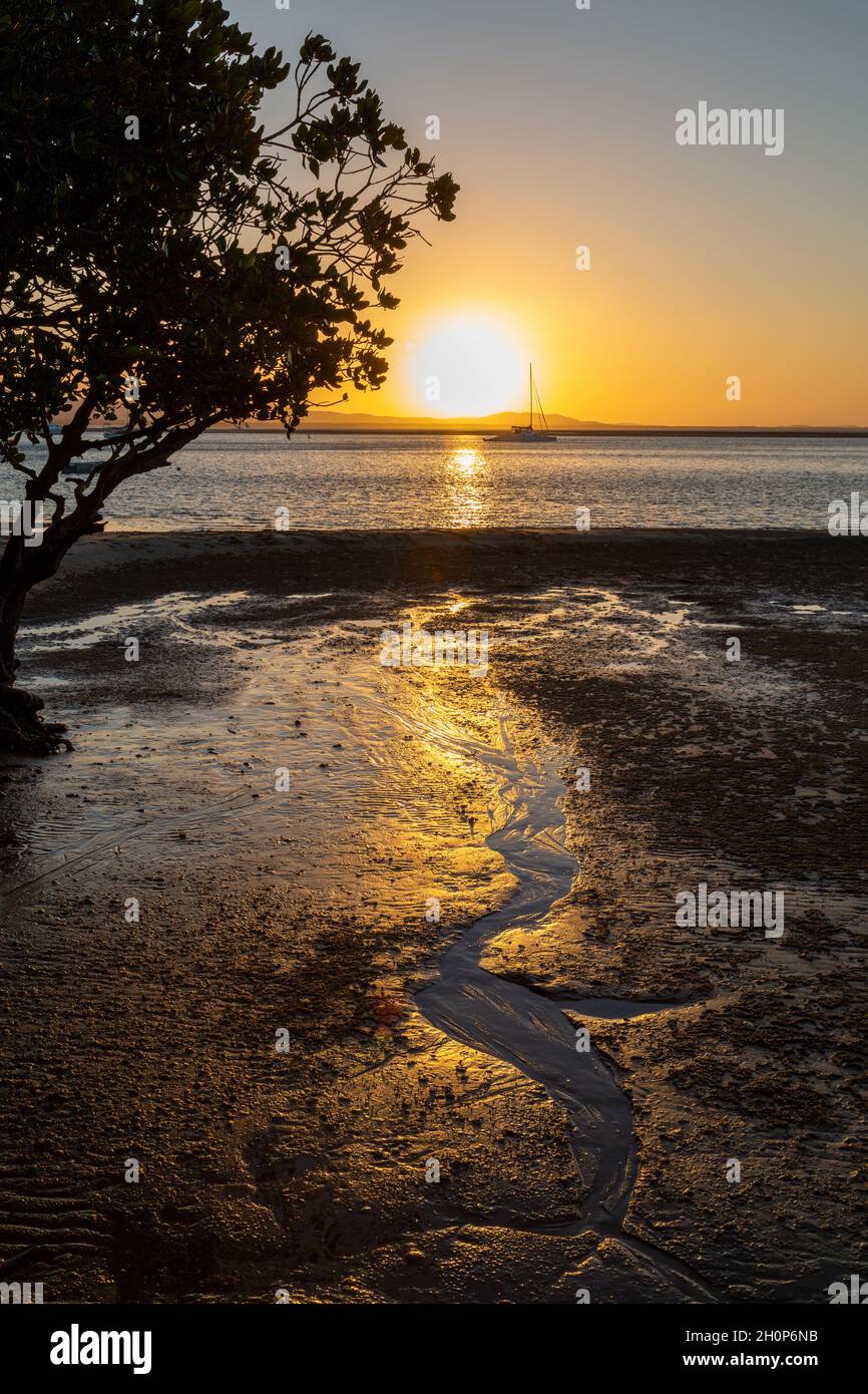 Puesta de sol sobre el estuario en Seventeen Setenta, Queensland, Australia. Foto de stock