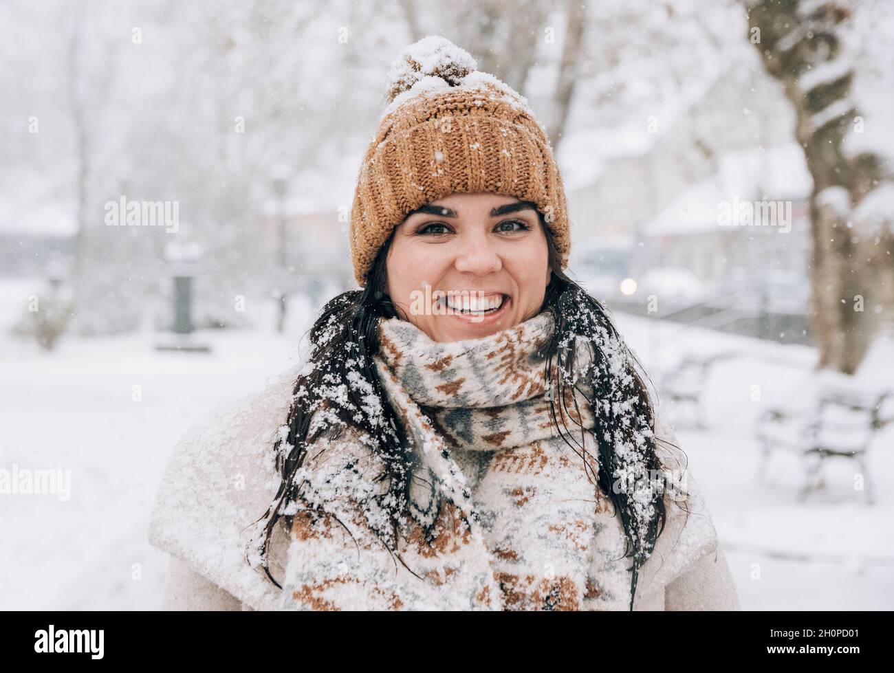 Mujer en ropa de invierno en el parque cubierto de nieve