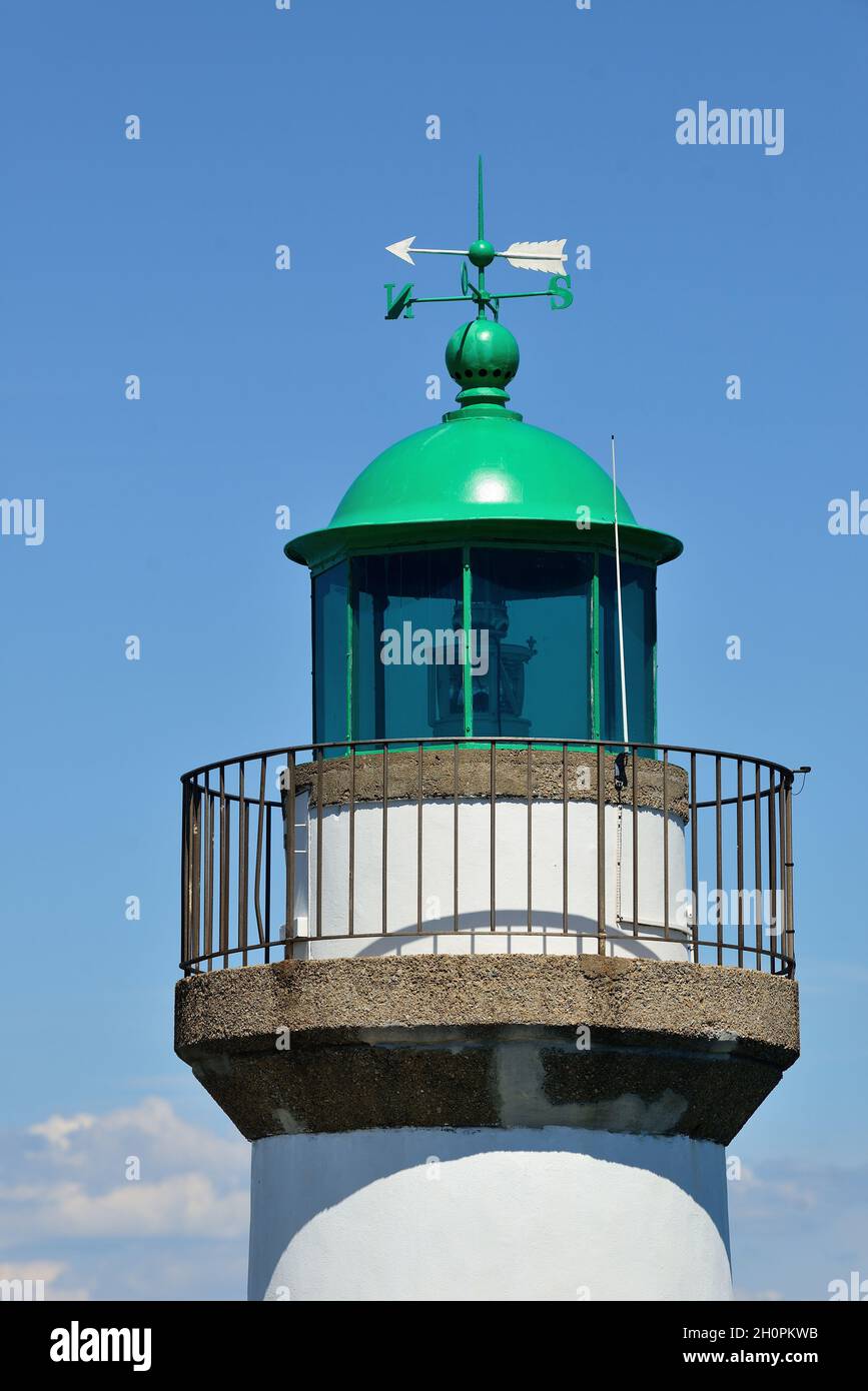 Isla Belle Ile en Mer (frente a la costa de Bretaña, al noroeste de Francia): Ciudad de Le Palais. Luces a la entrada del puerto Foto de stock