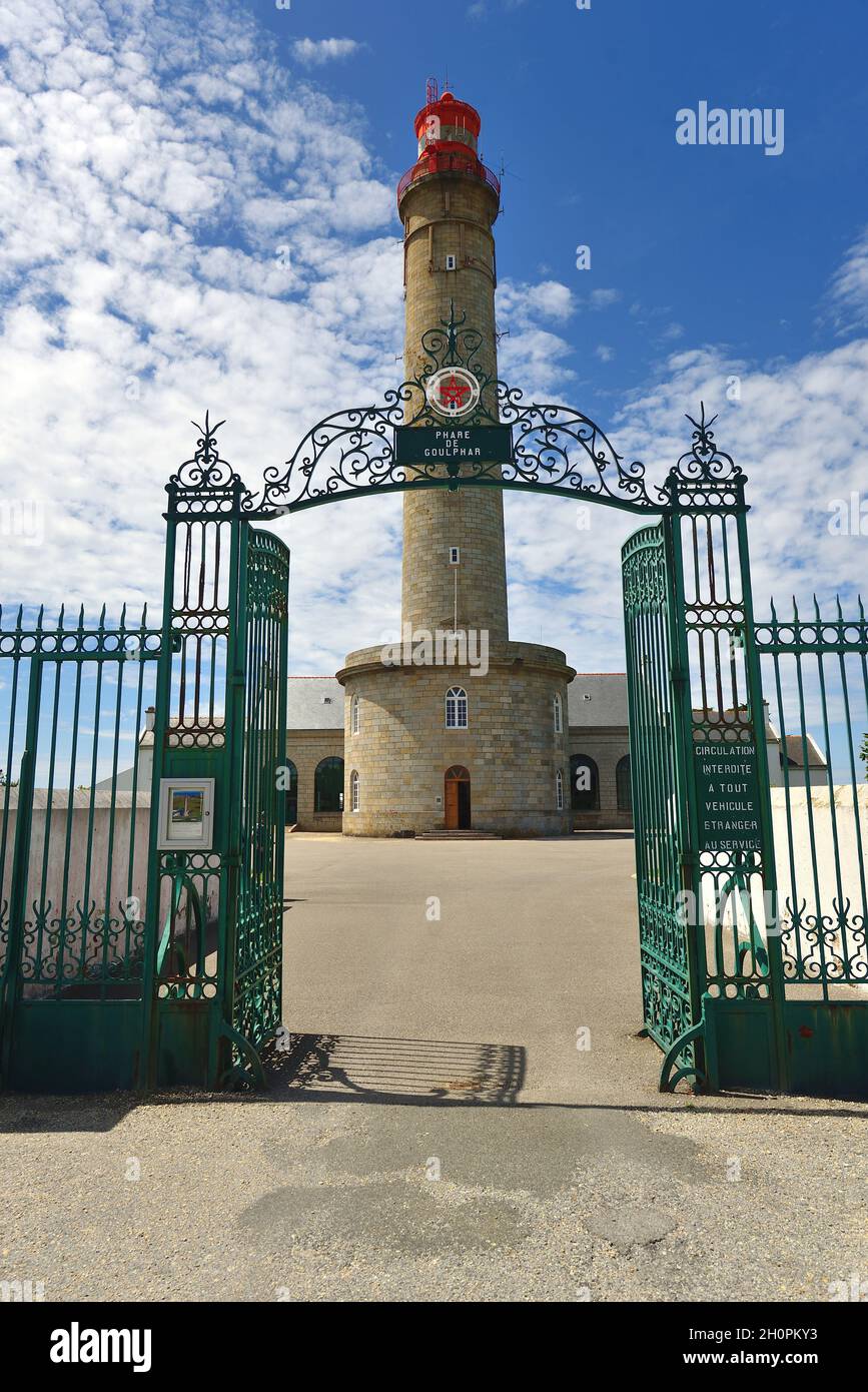 Isla de ÒBelle Ile en Mer (frente a las costas de Bretaña, noroeste de Francia): El faro de Goulphar Foto de stock