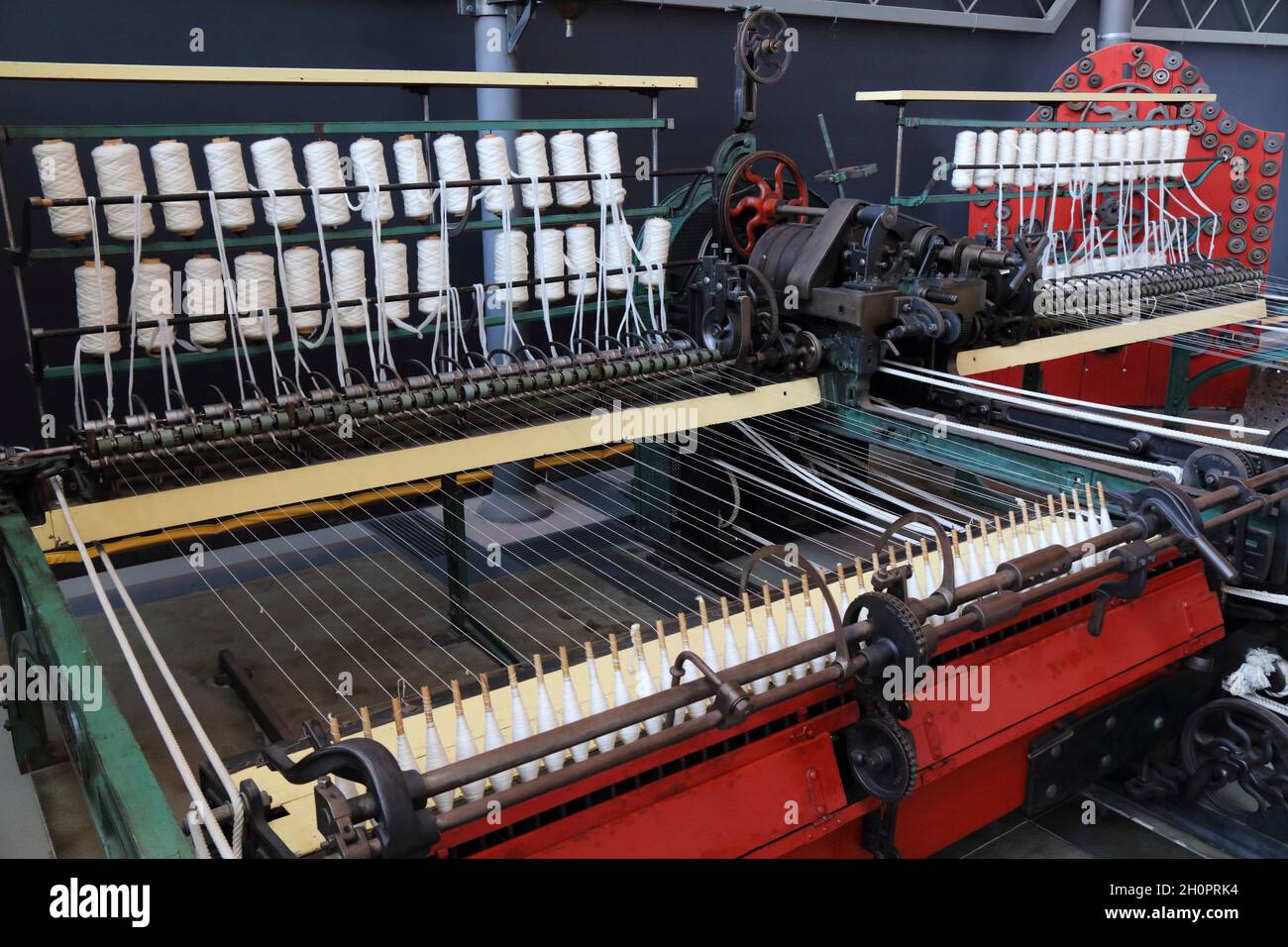 Maquinaria textil de fábrica. Máquina de telar vieja. Industria textil  histórica Fotografía de stock - Alamy