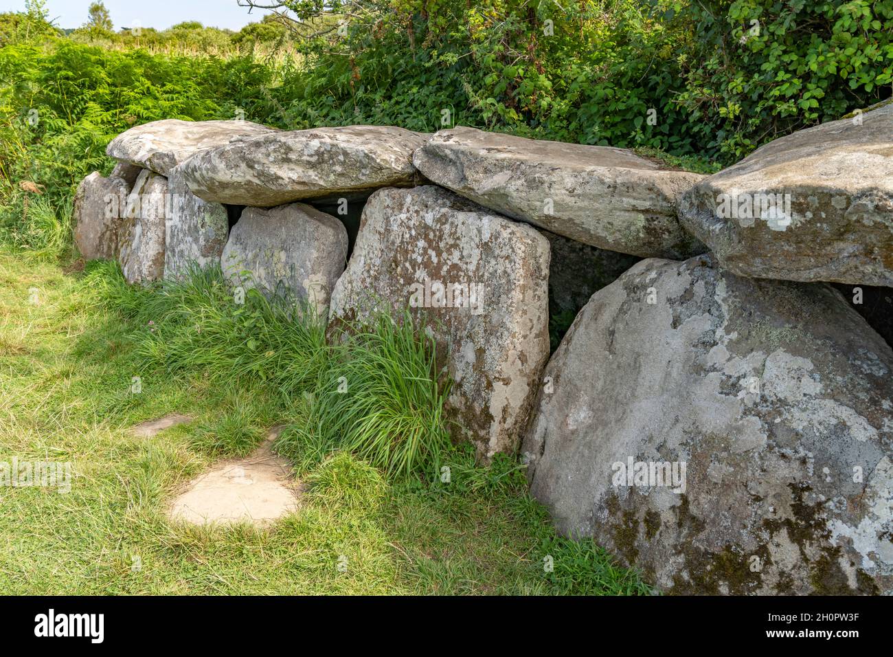 Dolmen von Kerguntuil bei Tregastel, Bretagne, Frankreich | Kerguntuil Allée couverte - Galería tumba cerca de Tregastel, Bretaña, Francia Foto de stock