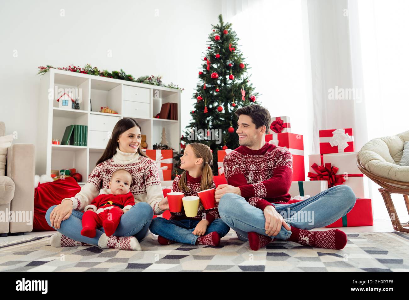 Foto de brillante dulce grande familia ropa jerséis de Navidad sentado bajo  el árbol beber té caliente sonriendo interior habitación casa Fotografía de  stock - Alamy