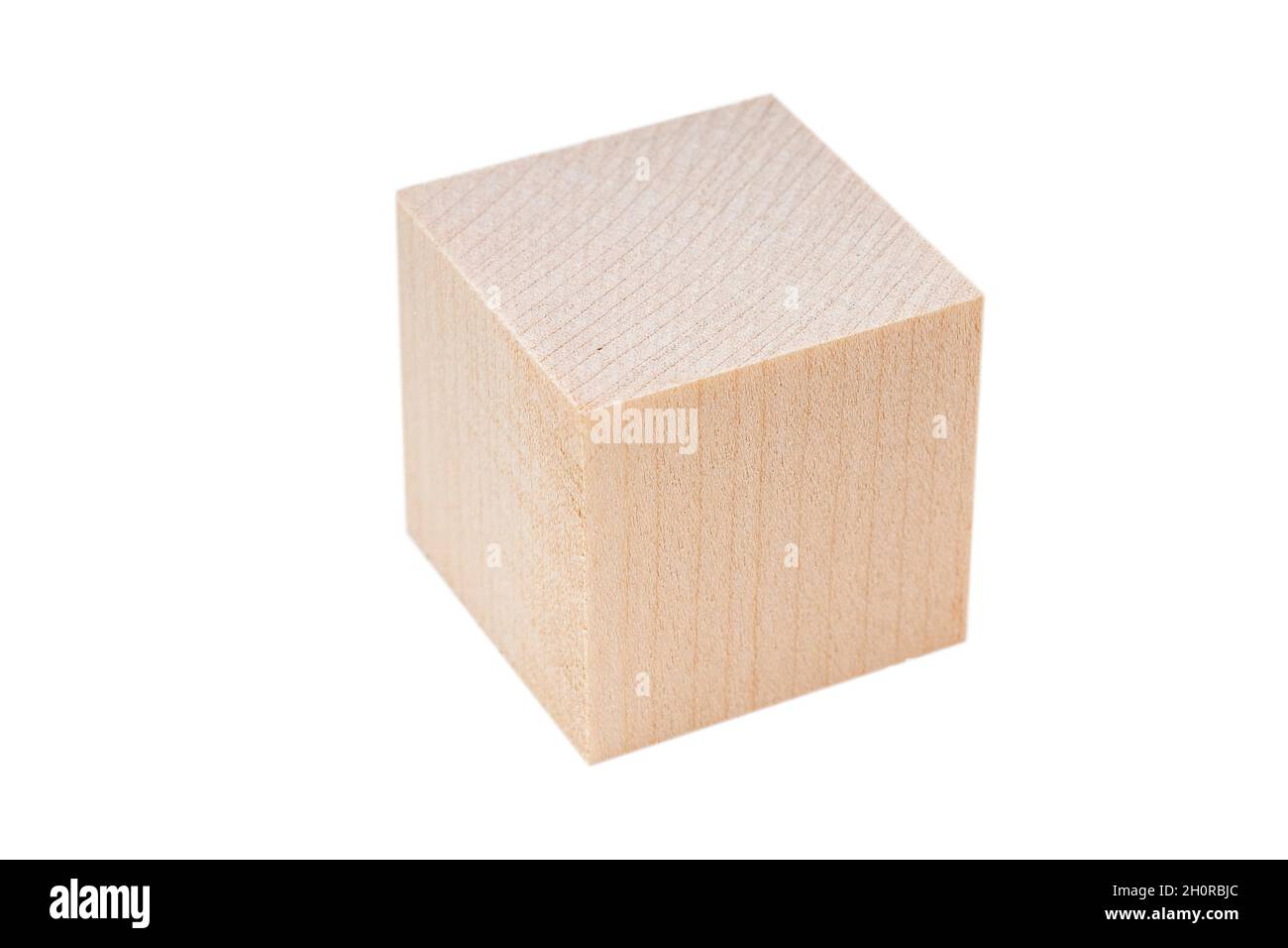 Bloque de madera, cubo aislado sobre blanco. Forma de cubo con bordes en blanco para texto e ideas Foto de stock