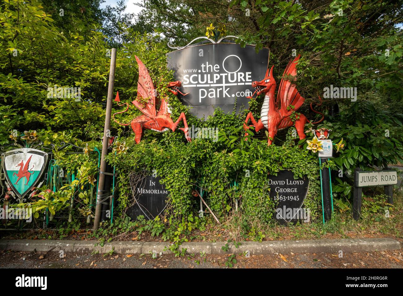 El cartel Sculpture Park en la entrada, atracción turística en Surrey, Inglaterra, Reino Unido Foto de stock