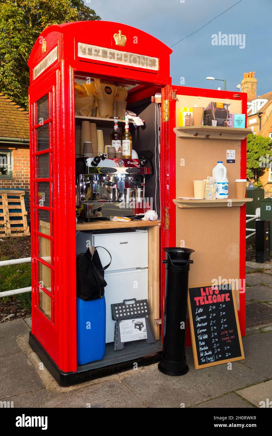 Accesorios de cafetería en una vieja caja de teléfono roja / kiosco / call  box en Twickenham, Londres. REINO UNIDO. Esta caja de teléfono ahora se ha  rediseñado como UNA CAFETERÍA para