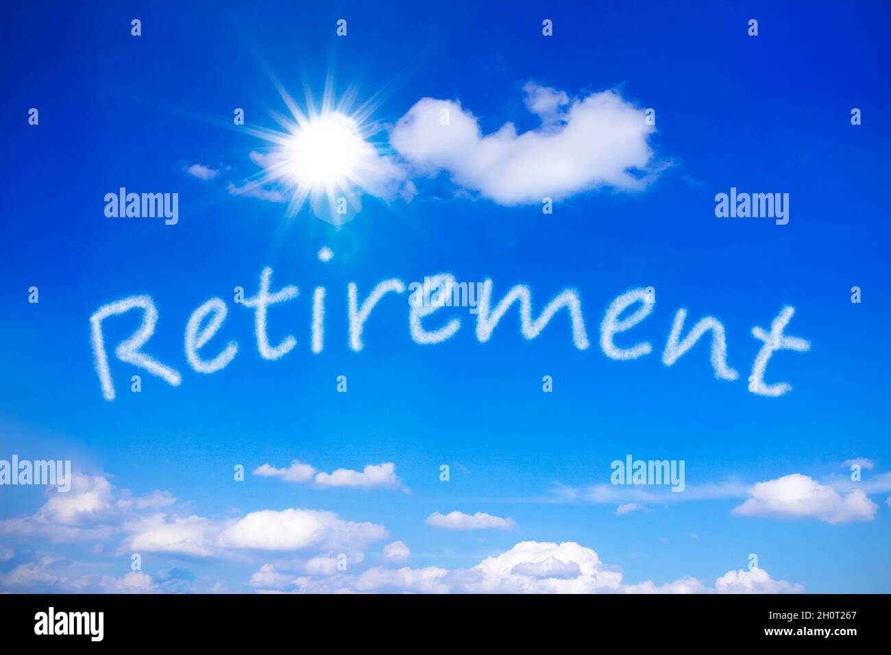Jubilación Escrito en un cielo azul soleado, símbolo para anticipar la pensión de vejez como una vida sin preocupaciones con interminables vacaciones. Foto de stock