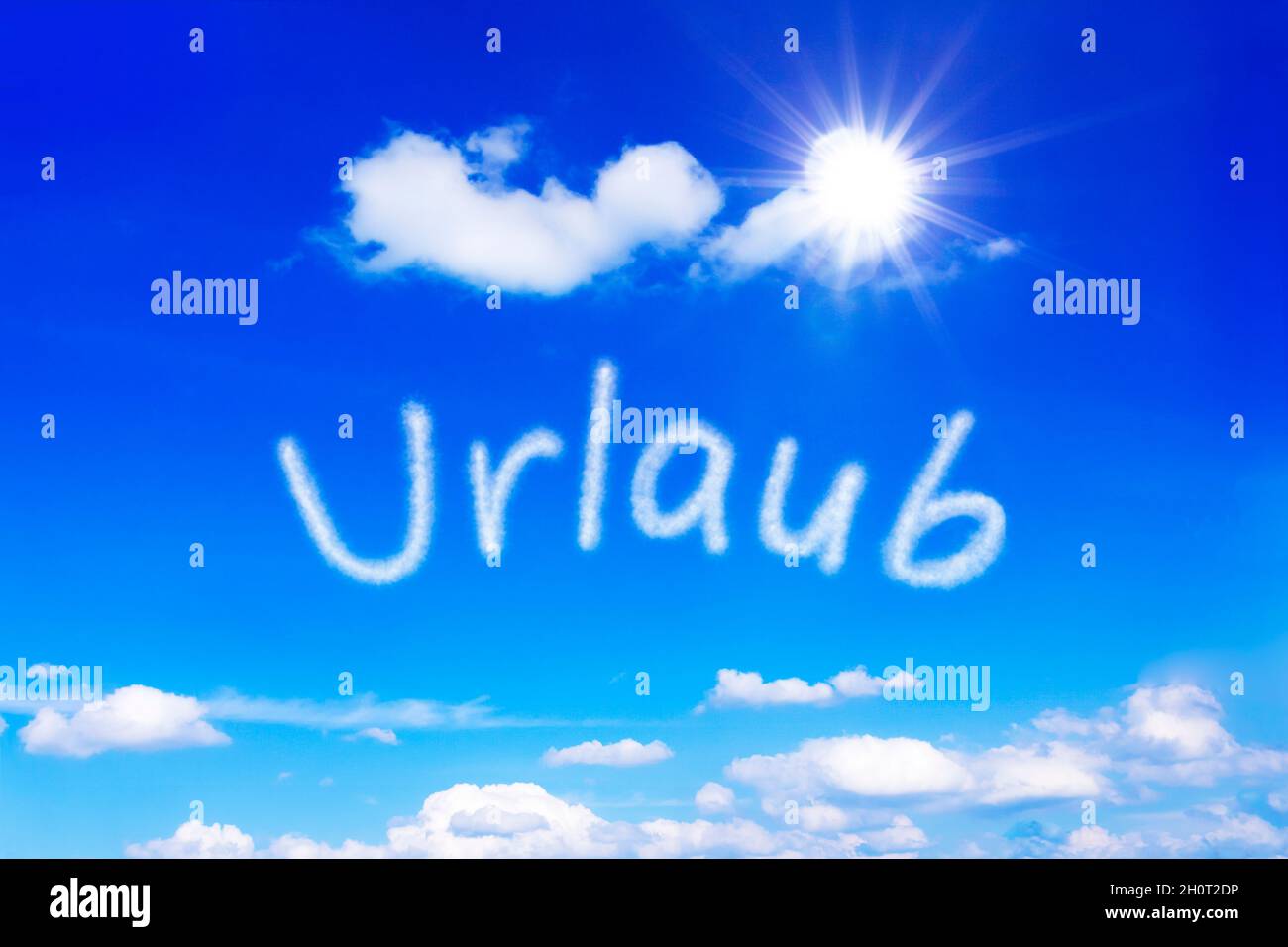 Palabra alemana Urlaub, que significa vacaciones, escrita en un cielo azul soleado. Símbolo para soñar con días de verano cálidos y despreocupados con un sol sin fin. Foto de stock