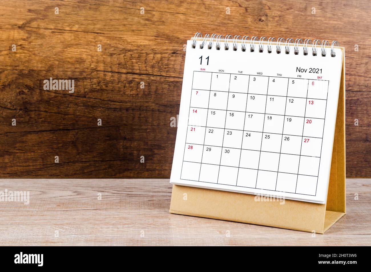 Calendario de escritorio de noviembre de 2021 sobre fondo de madera. Foto de stock