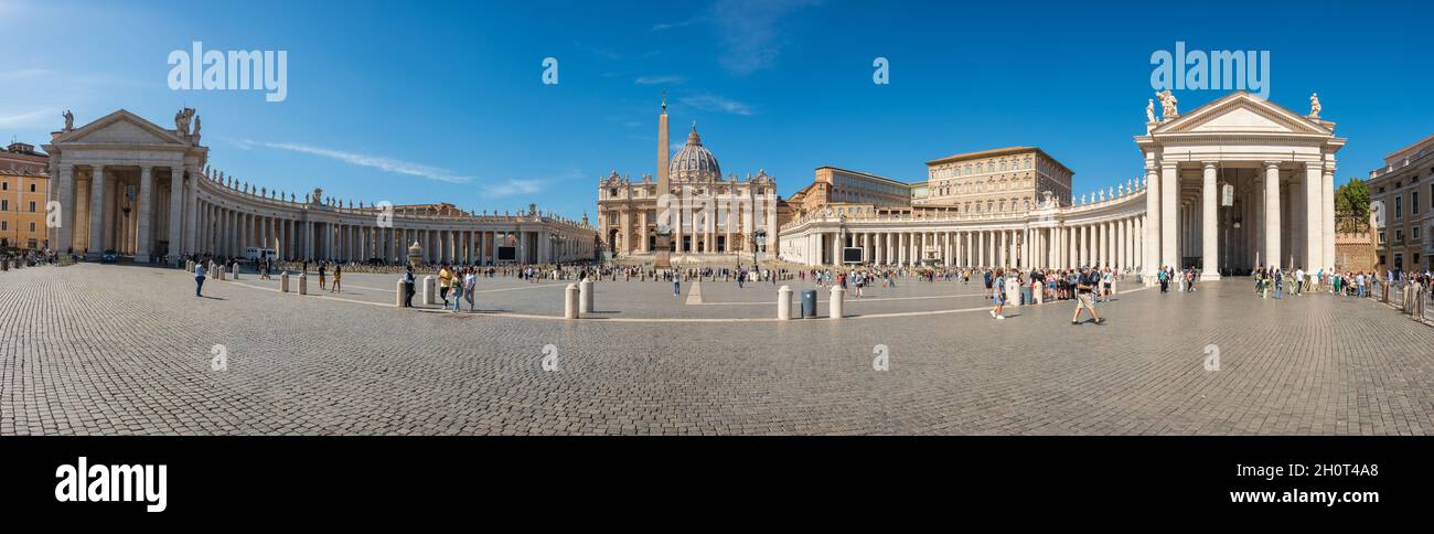 Los turistas en la plaza de San Pedro del Vaticano. La vista panorámica de la cúpula de la Basílica de San Pedro. Ciudad del Vaticano, Italia Foto de stock