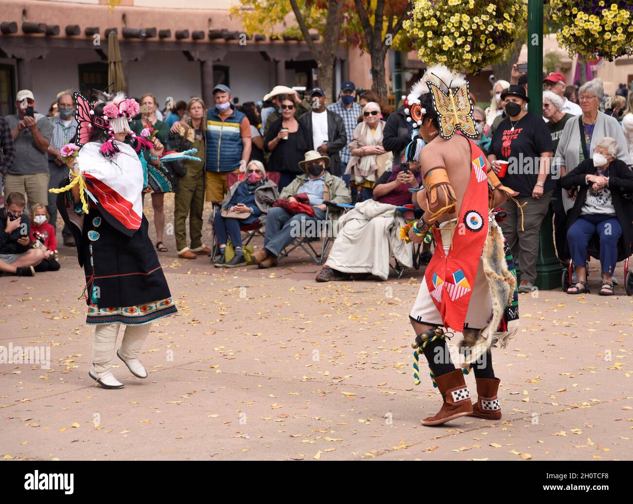 Bailarines nativos americanos del Pueblo Zuni en Nuevo México actúan en un evento del Día de los Pueblos Indígenas en Santa Fe, Nuevo México. Foto de stock