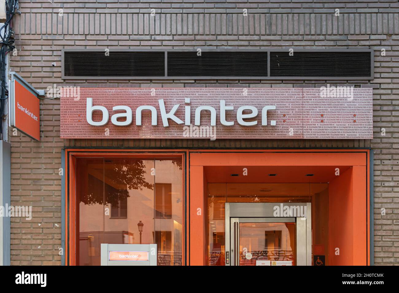 VALENCIA, ESPAÑA - OCTUBRE 14, 2021: Bankinter es una empresa española de  servicios financieros con sede en Madrid Fotografía de stock - Alamy