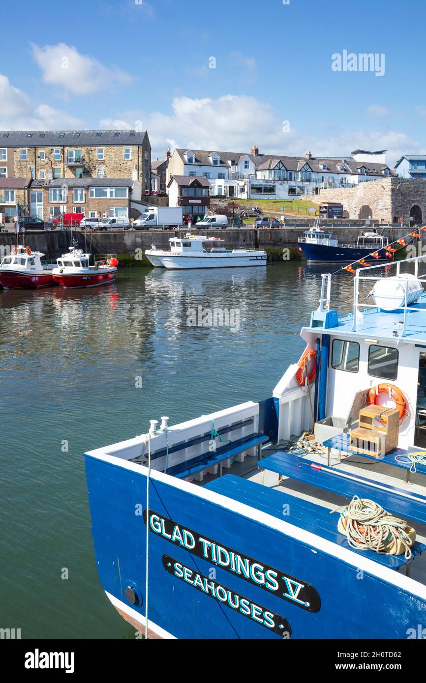 Barcos de pesca en Seafhouses Harbour North Sunderland Harbour Northumberland costa Seafhouses Inglaterra GB Reino Unido Europa Foto de stock