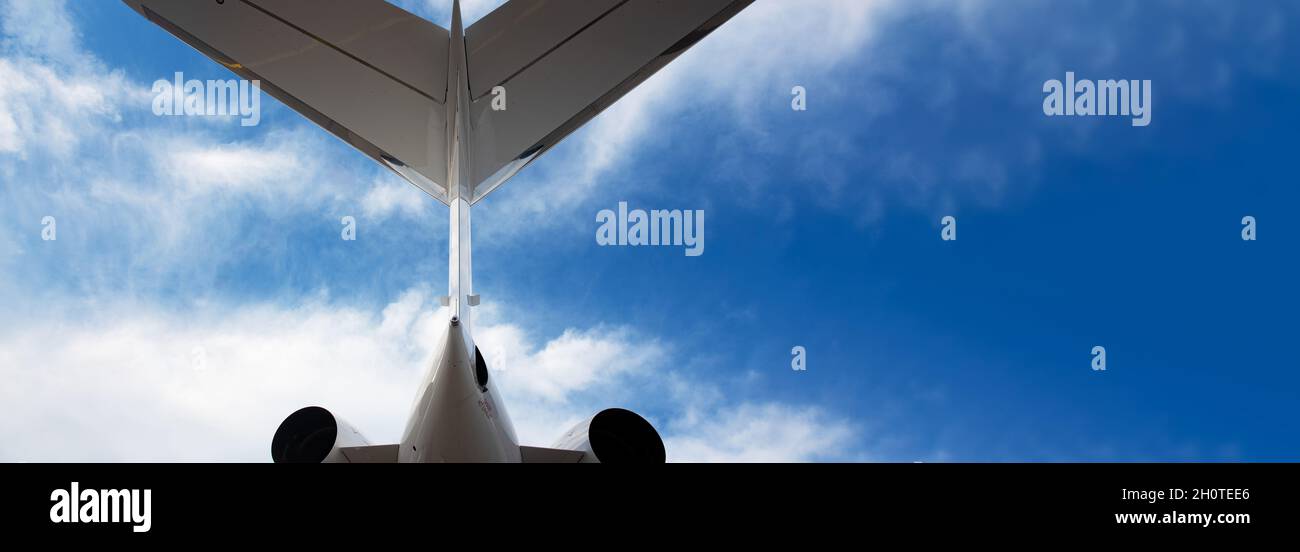 un diseño panorámico de cola de avión con espacio para texto Foto de stock