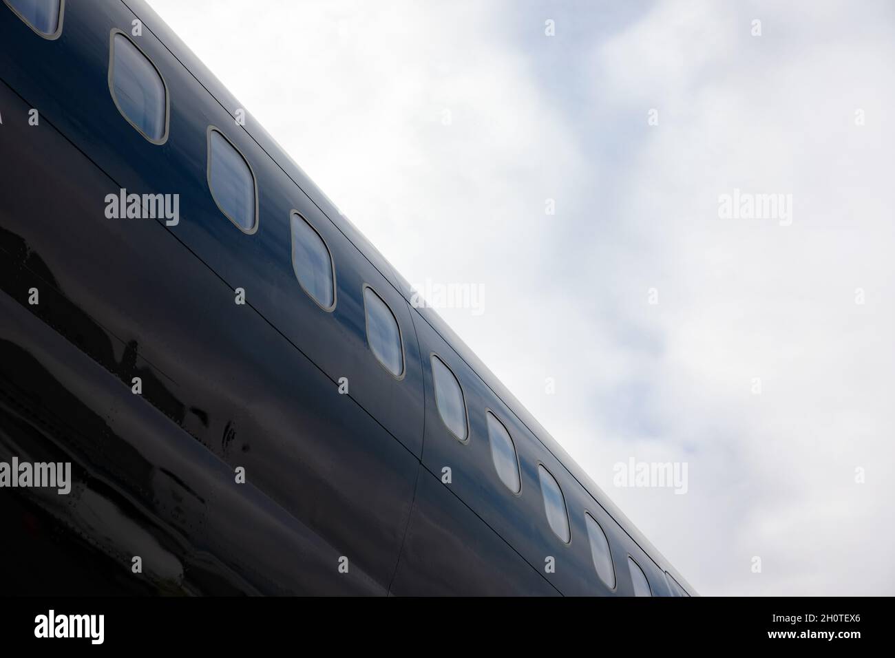 Cerca de las ventanas de un avión de jet privado de negocios Foto de stock