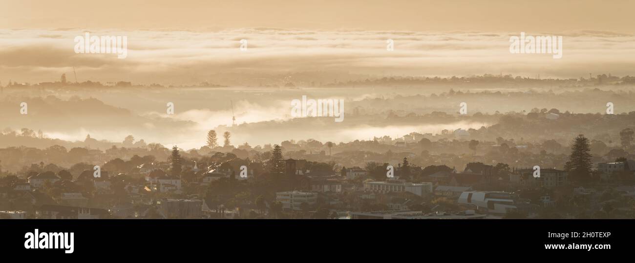 Vista panorámica de la ciudad de Auckland en la niebla. Foto tomada de la cumbre del Monte Edén. Foto de stock