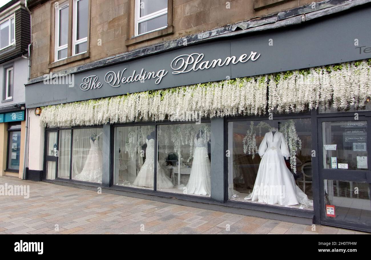 Una ventana muy emocionante, elaborada y tentadora de la tienda que abastece a todas las cosas relacionadas con la boda. Vestidos de boda. Flores, etc. Una tienda muy llamativa frente a una tienda de bodas, en Helensburgh, justo fuera de Glasgow. ©Alan Wylie/ALAMY Foto de stock
