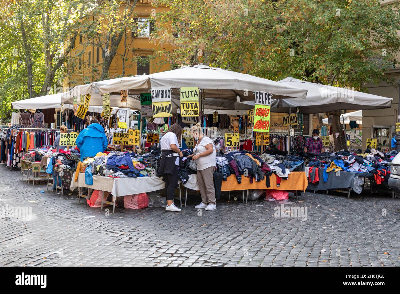 Venta de ropa asequible en el distrito Trastevere de Roma, Italia Foto de stock