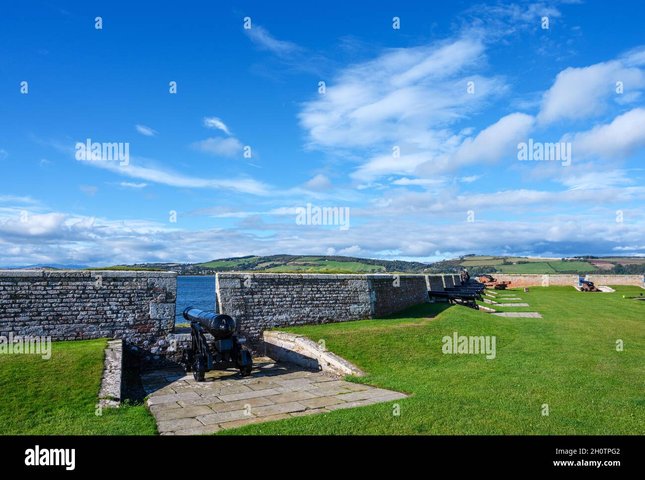 Armas en las almenas de Fort George con vistas al Moray Firth, cerca de Inverness, Escocia, Reino Unido Foto de stock