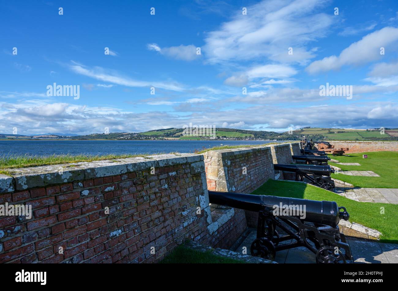 Armas en las almenas de Fort George con vistas al Moray Firth, cerca de Inverness, Escocia, Reino Unido Foto de stock