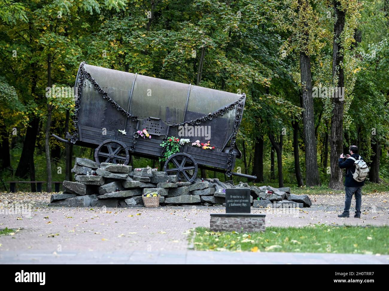 Kiew Ucrania 06th Oct 21 Monumento El Carro Gitano En Memoria De Las Victimas Del Genocidio Romani En El Monumento A Babyn Yar Hasta La Liberacion De La Capital Ucraniana Por El
