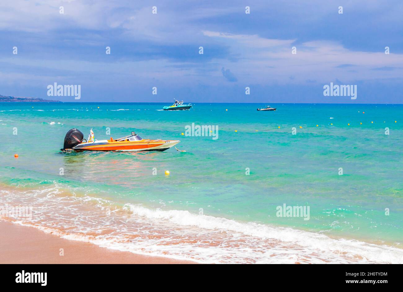 Bahía Faliraki y playa con aguas turquesas claras mientras las nubes lluvia y tormenta paisaje panorama Rodas Grecia. Foto de stock