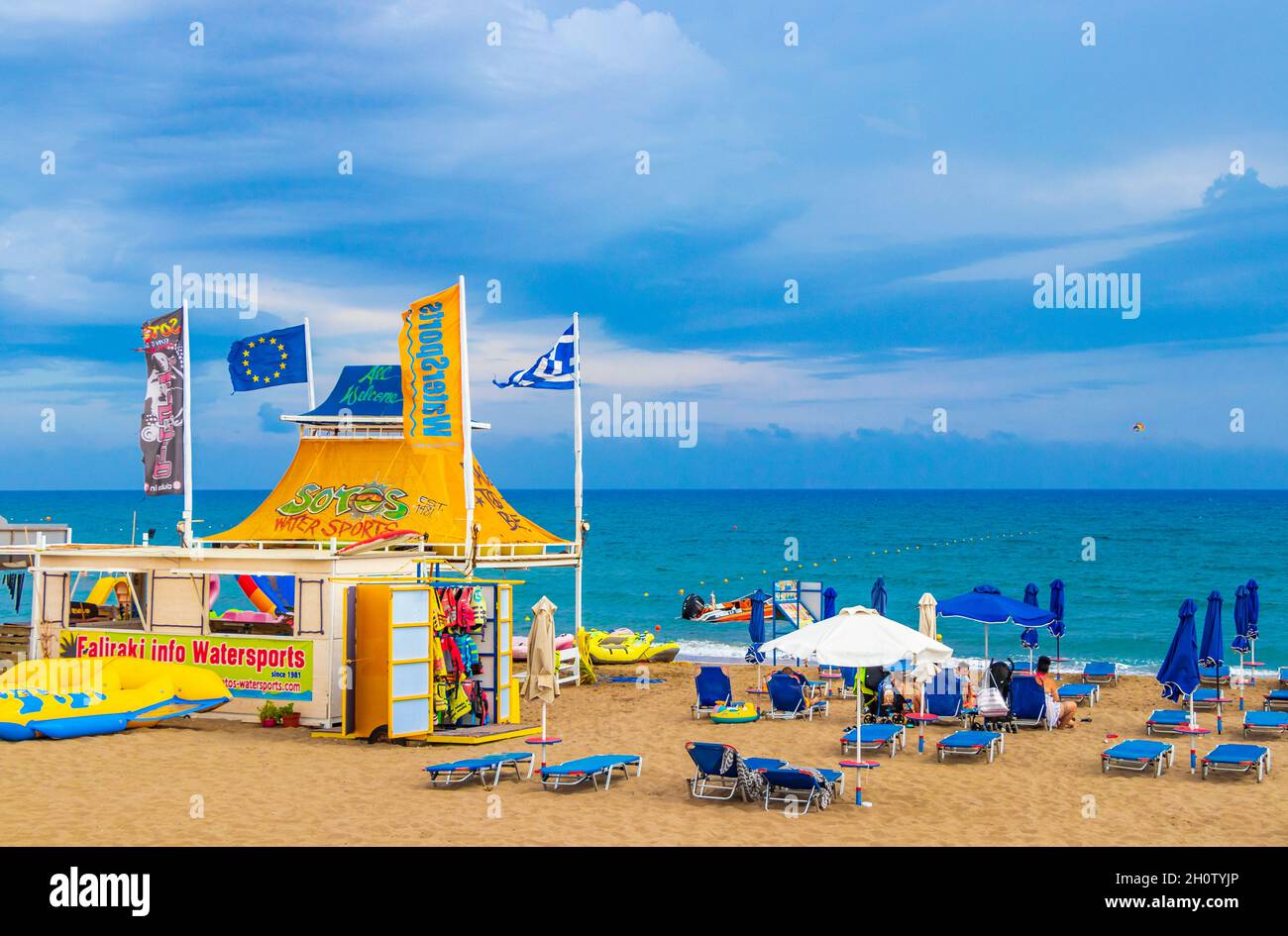 Rodas Grecia 29. Septiembre 2018 Bahía de Faliraki y playa con aguas turquesas claras mientras las nubes lluvia y tormenta paisaje panorama Rodas Grecia. Foto de stock