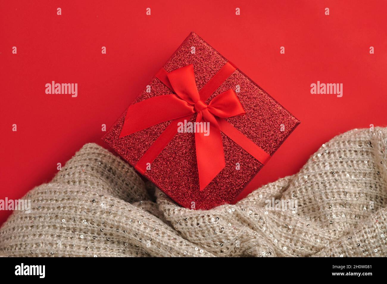 Caja de regalo roja con lazo. Regalo para Navidad Foto de stock