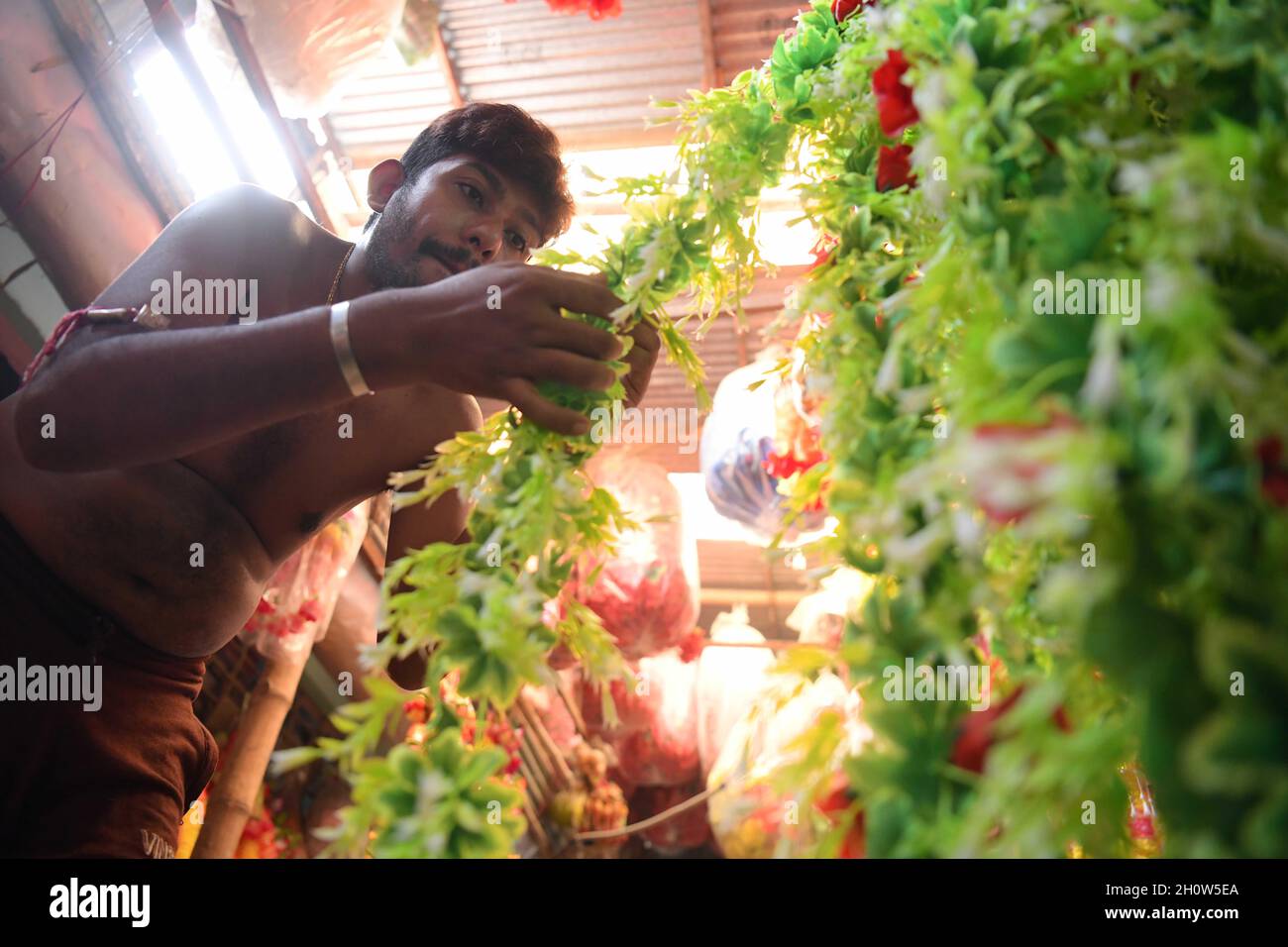 Fábrica de guirnaldas fotografías e imágenes de alta resolución - Alamy