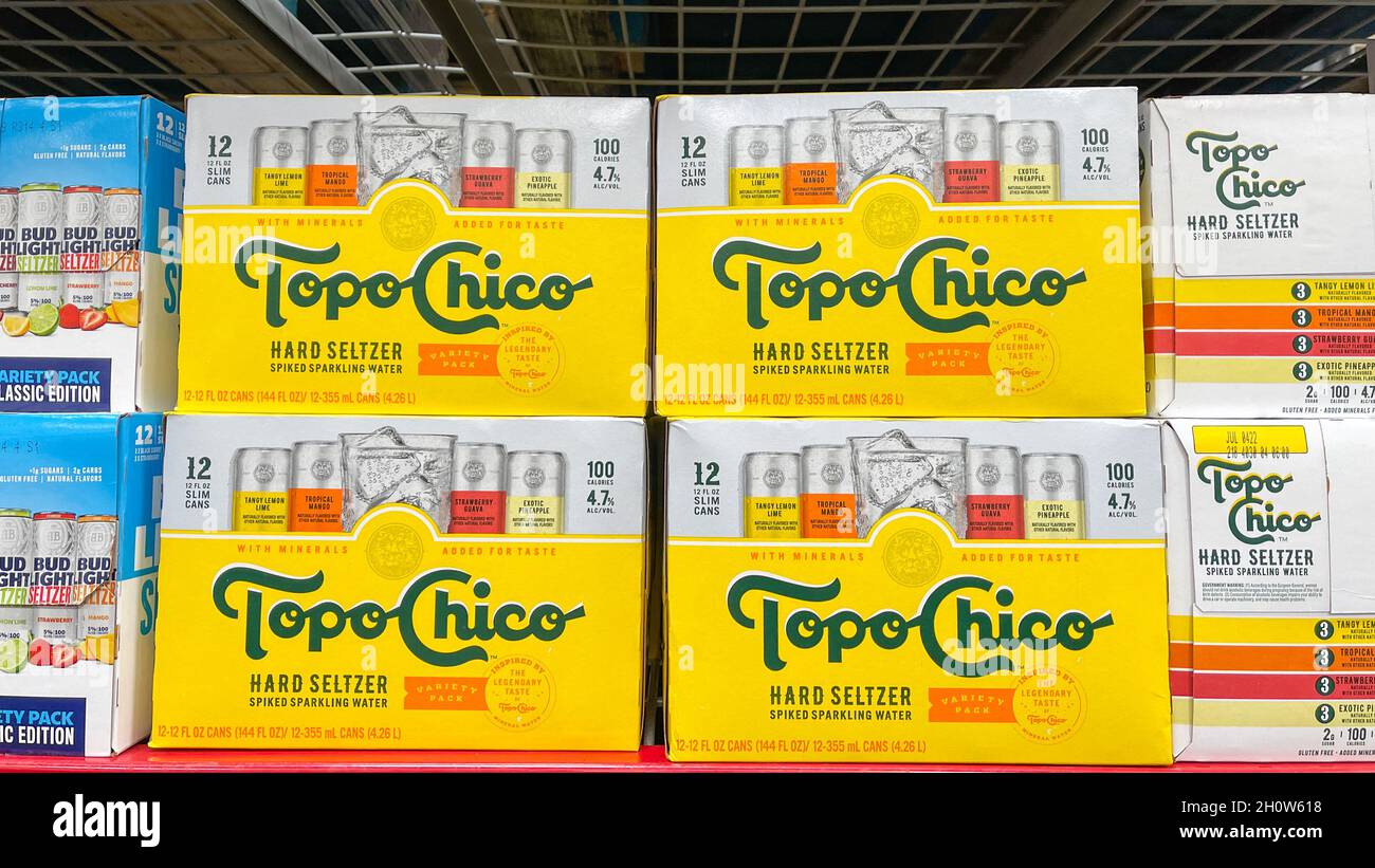 Orlando, FL USA - 3 de octubre de 2021: Casos de Topo Chico Spiked Seltzer  Duras Bebidas con alcohol en agua espumoso en una tienda Sams Club  Fotografía de stock - Alamy