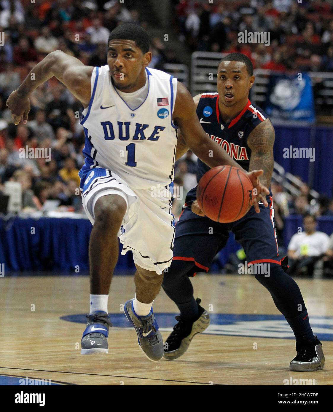 Anaheim, Estados Unidos. 24th Mar, 2011. Duke's Kyrie Irving (1) compite  por Lamont Jones de Arizona en la primera mitad en el Honda Center en  Anaheim, California, el jueves 24 de marzo
