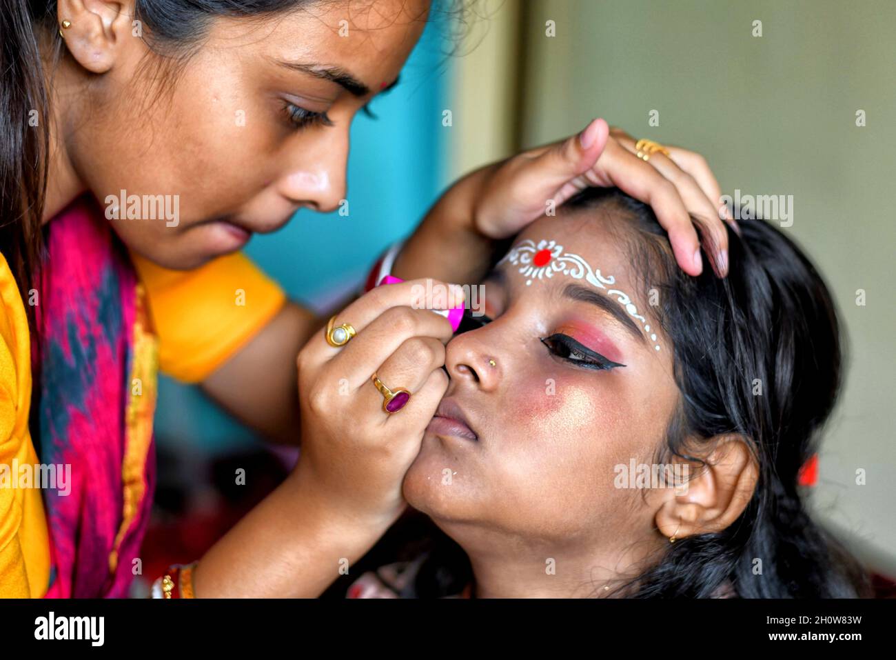 Kolkata, India. 14th Oct, 2021. Una niña, Dipwantita Adhikary visto tener  maquillaje en, listo para el Kumari Puja Ritual.Kumari Puja es una  tradición hindú de la India celebrada principalmente durante el Durga