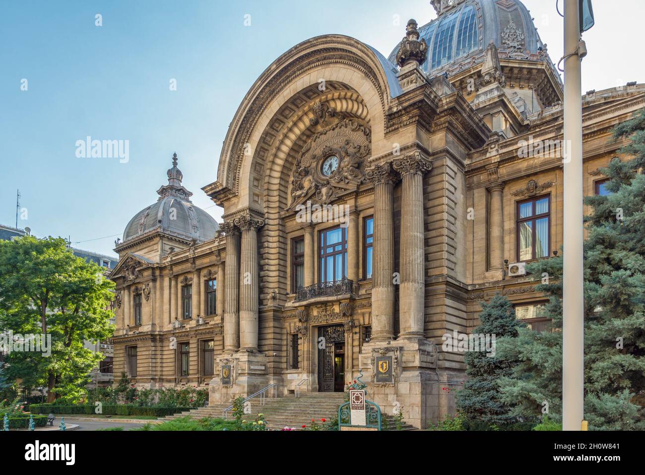 BUCAREST, RUMANIA - 16 DE AGOSTO de 2021: Palacio de los depósitos y envíos en el centro de la ciudad de Bucarest, Rumania Foto de stock